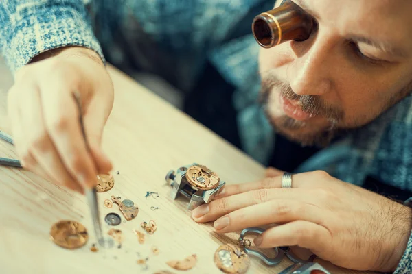 Uhrmacher bei der Arbeit — Stockfoto