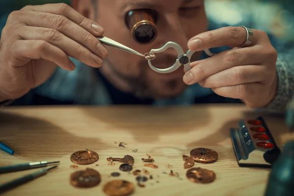 Uhrmacher bei der Arbeit — Stockfoto