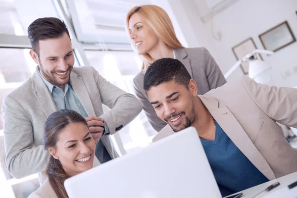 Grupp av glada företagare — Stockfoto