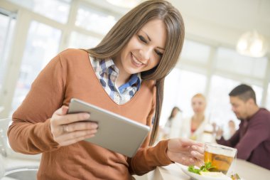 tablet ile genç kız