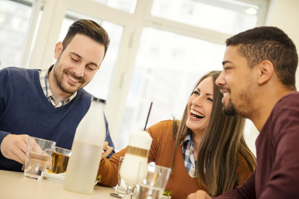 Vrienden vermaken in café — Stockfoto