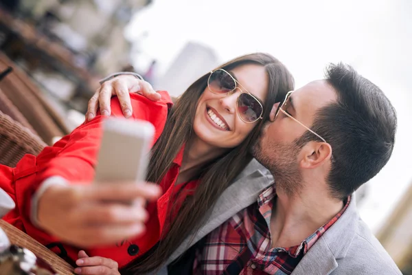 Felice coppia prendendo un selfie — Foto Stock
