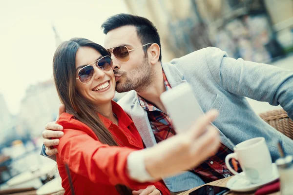 Casal feliz tomando uma selfie — Fotografia de Stock