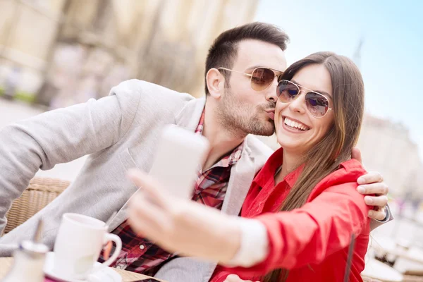 Jeune couple prenant un selfie — Photo