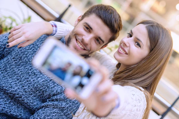 Heureux couple prendre un selfie — Photo