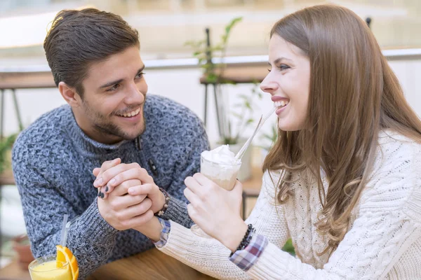 Couple heureux amoureux assis dans un café et communiquant — Photo