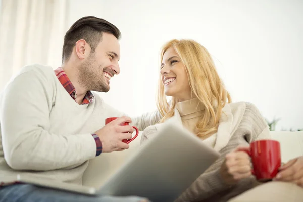 Pareja relajándose en el sofá en tiempo libre — Foto de Stock