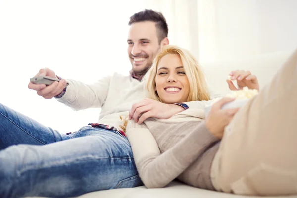 Casal em casa assistindo tv — Fotografia de Stock