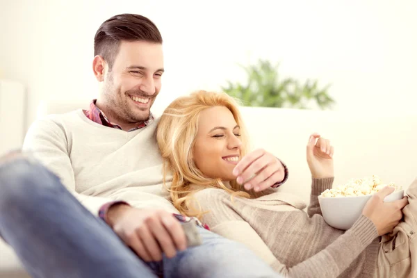 Couple at home watching TV — Stock Photo, Image