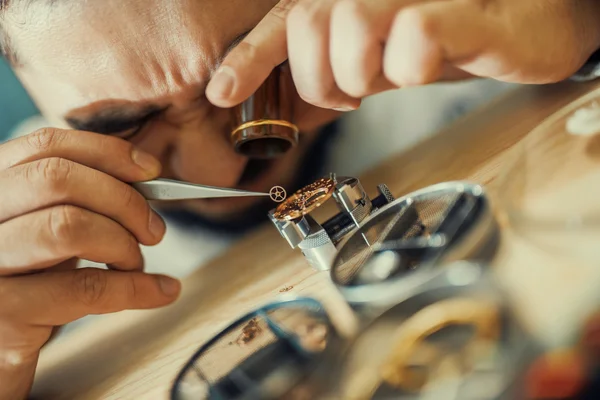 Uhrmacher bei der Arbeit. — Stockfoto