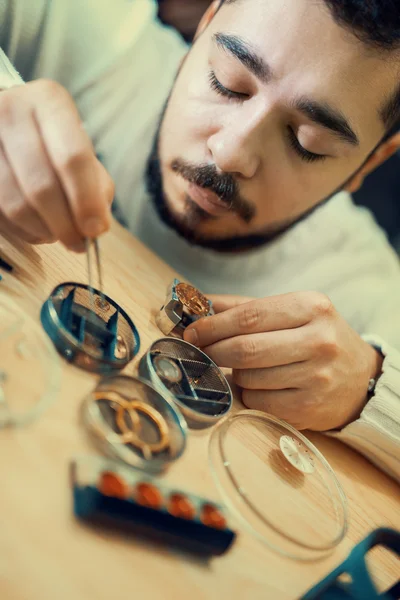 Nahaufnahme Porträt eines Uhrmachers bei der Arbeit — Stockfoto