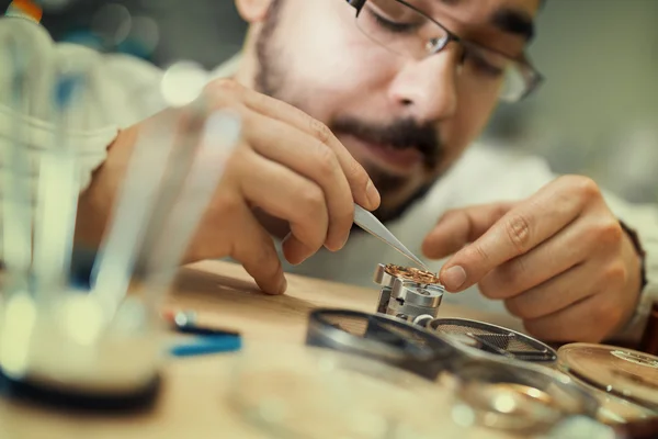 Uhrmacher bei der Arbeit — Stockfoto