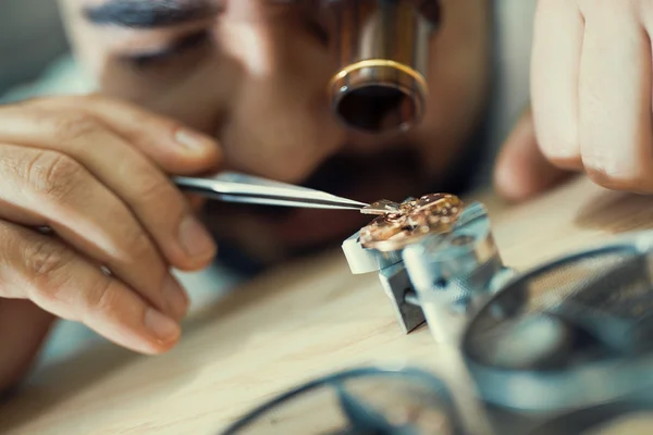 Ritratto ravvicinato di un orologiaio al lavoro — Foto Stock