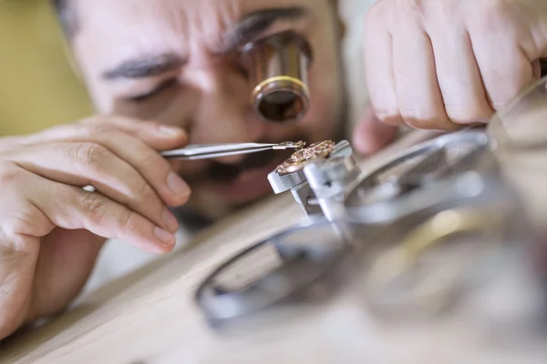 Nahaufnahme Porträt eines Uhrmachers bei der Arbeit — Stockfoto