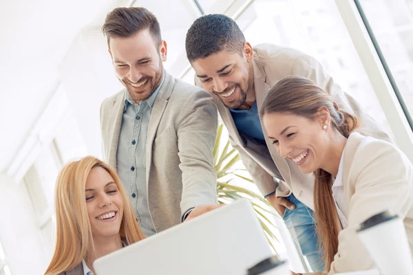 Équipe d'affaires au bureau — Photo