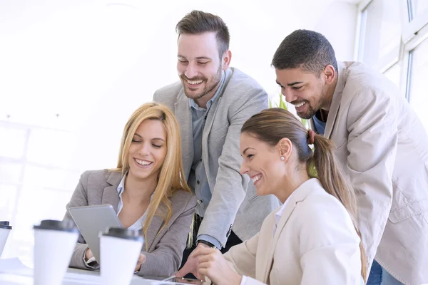 Equipe de sucesso de jovens empresários — Fotografia de Stock