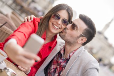 Mutlu çift selfie çekiyor. 