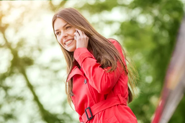 Kvinna med smarttelefon — Stockfoto