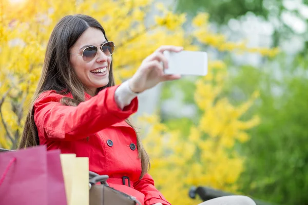 Mujer bonita feliz con bolsas de compras — Foto de Stock