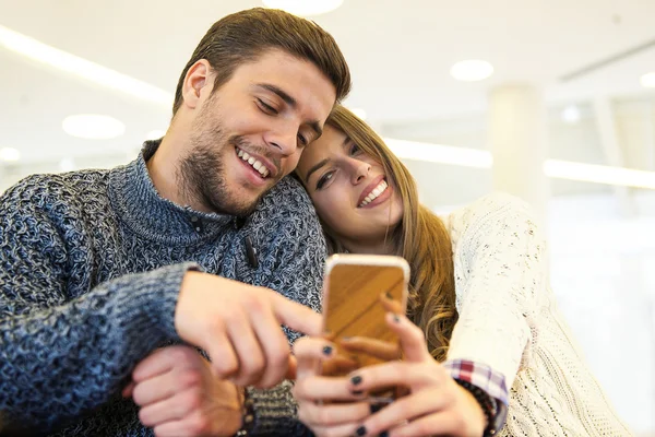 Молода пара, беручи за selfie — Stock Fotó