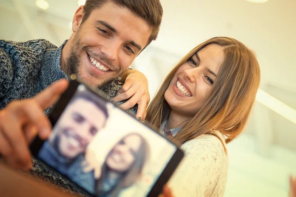 Paar macht ein Selfie — Stockfoto