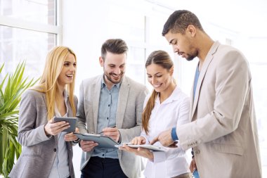 İş ekibi ofisinde.