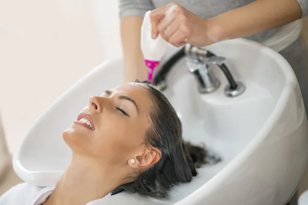 Friseur bei der Arbeit — Stockfoto