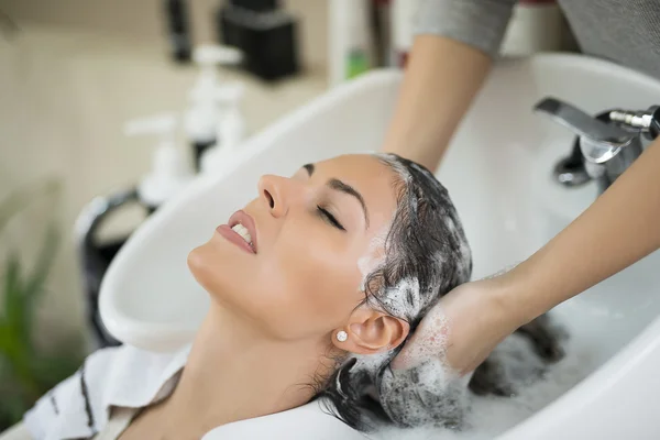 Hairdresser with his customer — Stock Photo, Image