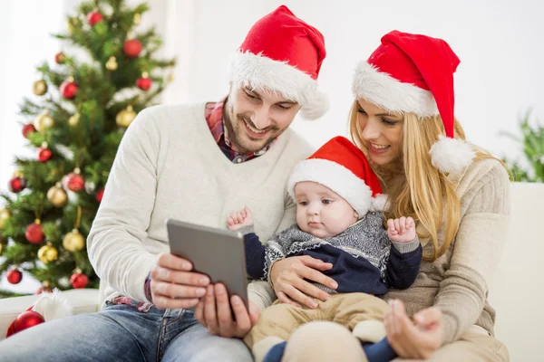 Feliz familia joven celebrando la Navidad —  Fotos de Stock