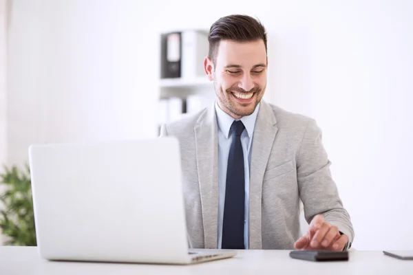 Empresário trabalhando em seu escritório — Fotografia de Stock