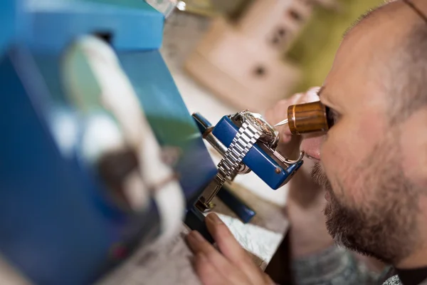 Uhrmacher bei der Arbeit — Stockfoto