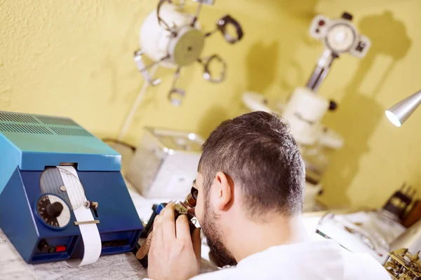 Nahaufnahme Porträt eines Uhrmachers bei der Arbeit — Stockfoto