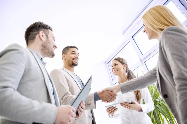 Handshake entre dos ejecutivos de negocios — Foto de Stock