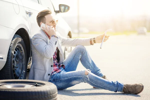 Προβλήματα αυτοκινήτων, νεαρός άνδρας με ένα ασημένιο αυτοκίνητο που χάλασε στο δρόμο. — Φωτογραφία Αρχείου