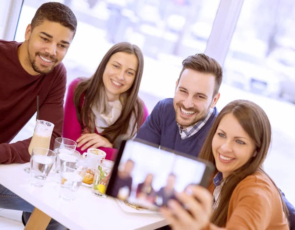 Feliz grupo de amigos tomando una selfie — Foto de Stock