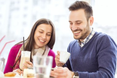 Genç mutlu çift kahve dükkanında zevk