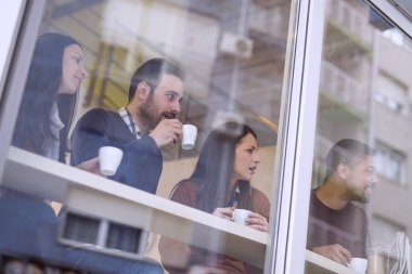 Arkadaşlar eğlenmeye kahve dükkanında