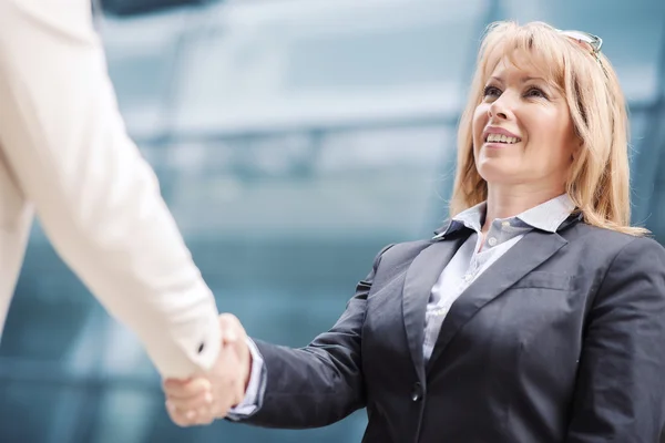 Affärsmän skakar hand — Stockfoto