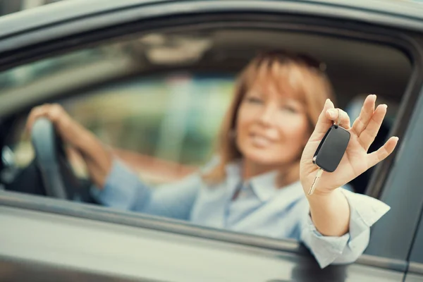 Frau kauft ein Auto — Stockfoto