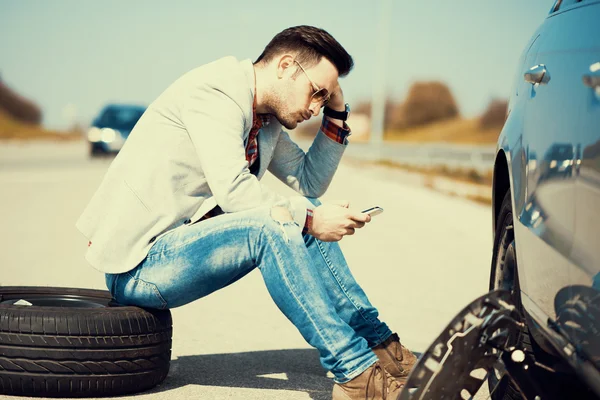 Homme avec des problèmes de voiture au milieu de la rue — Photo