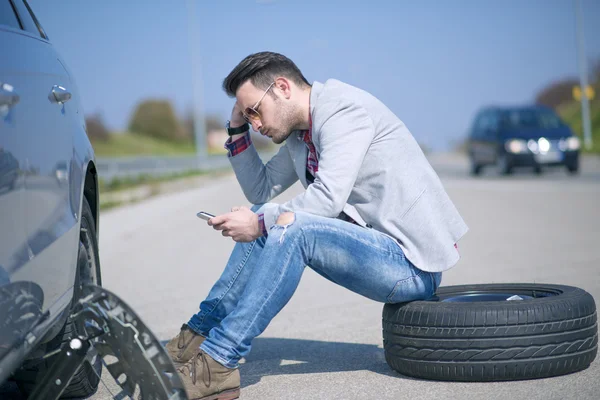 Car breakdown,man looking for help after a car breakdown — Stock Photo, Image