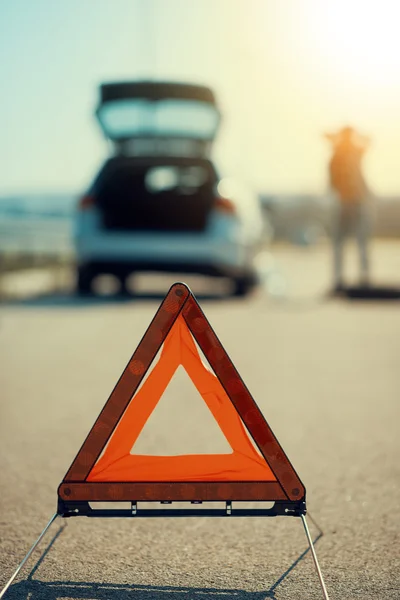 Προβλήματα, κόκκινο αυτοκίνητο προειδοποιητικό τρίγωνο! — Φωτογραφία Αρχείου