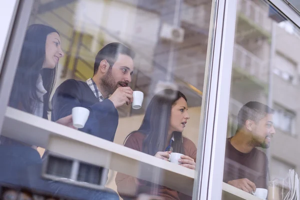 Amigos divirtiéndose en la cafetería — Foto de Stock