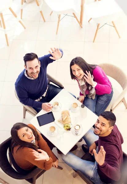 Amigos divirtiéndose en el café — Foto de Stock