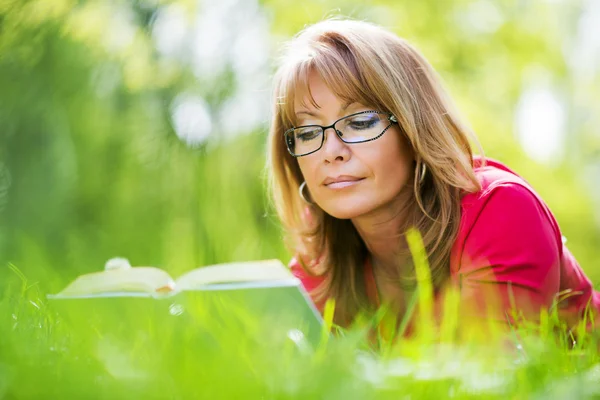 Relaxing with a good book — Stock Photo, Image