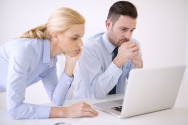 Toplantı ofiste çalışan iş adamları.