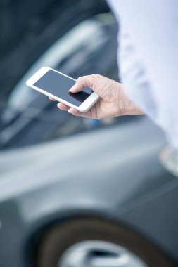 Kullanan kadın akıllı telefon ve araba sigorta ara