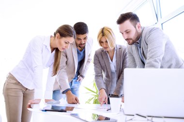 Başarılı takım genç iş adamları.