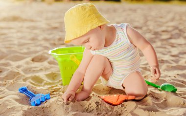 plaj oyuncakları ile oynarken erkek bebek