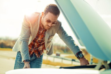 Yolda bir araba sorun